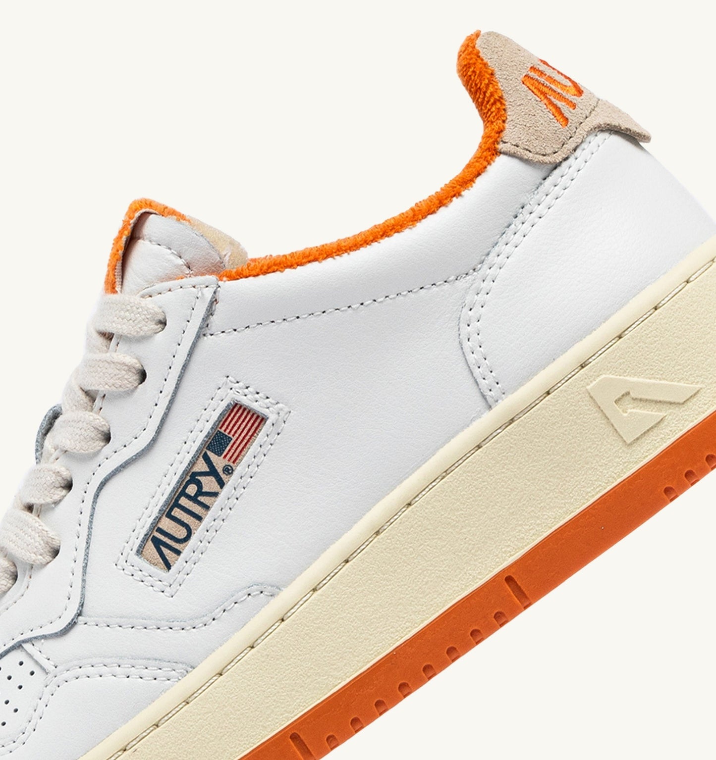 MEDALIST LOW IN PELLE BIANCO E AMBERGLOW