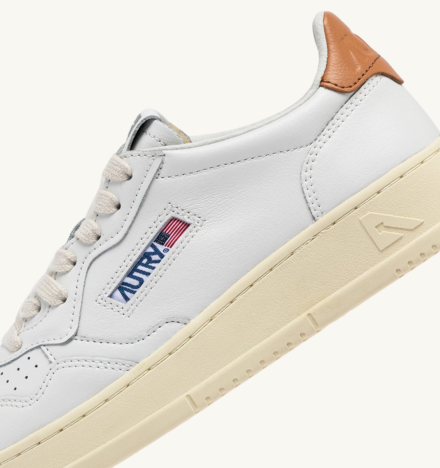 MEDALIST LOW IN PELLE BIANCO E SANDSTORM