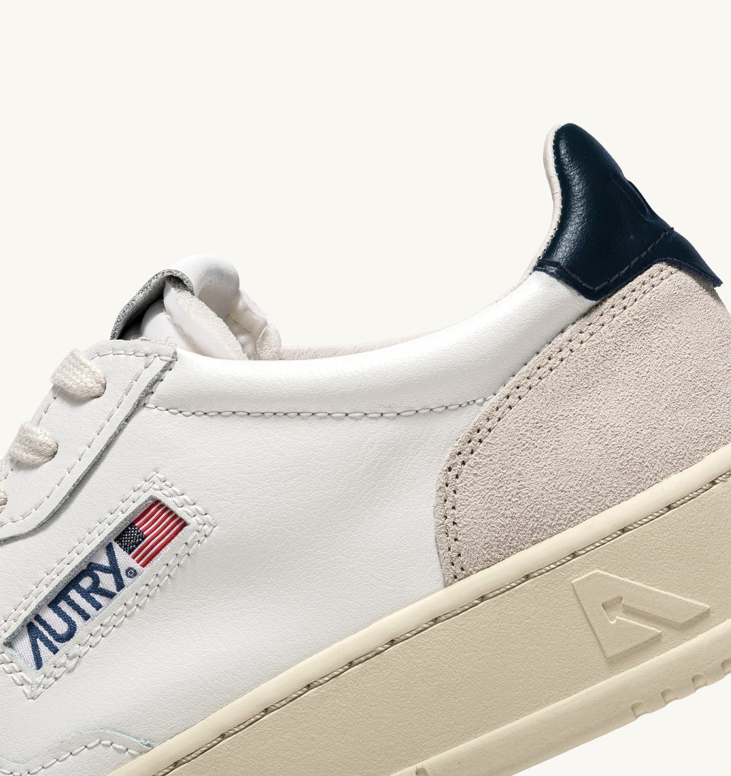 MEDALIST LOW IN PELLE BIANCA E BLU E SUEDE BEIGE