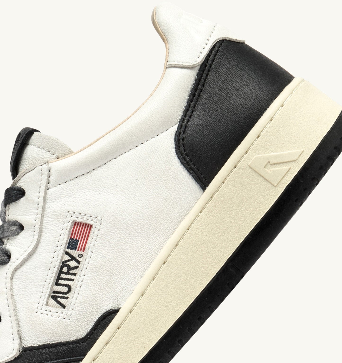 MEDALIST LOW IN PELLE BIANCA E NERA