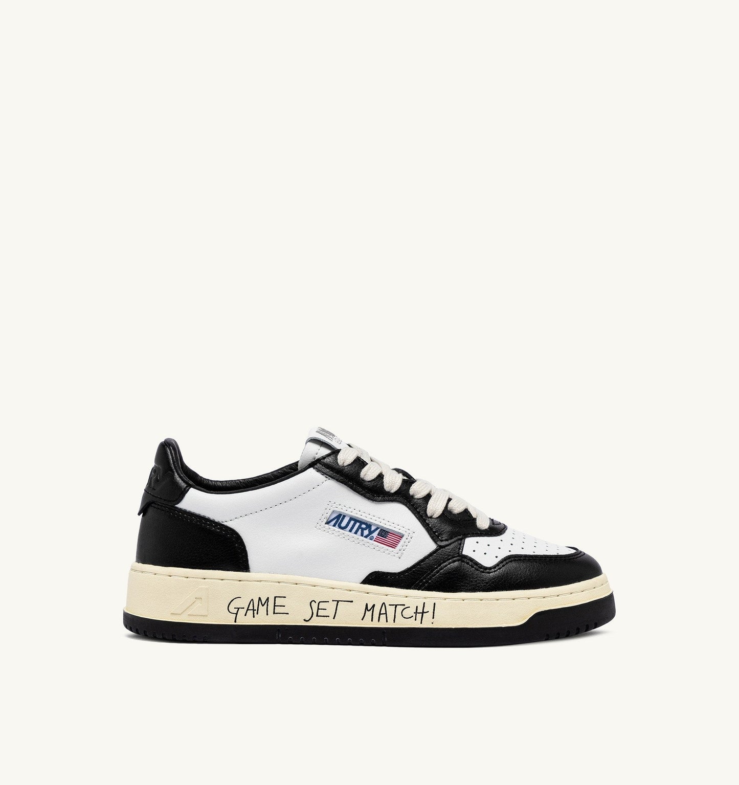 MEDALIST LOW IN PELLE BIANCA E NERA CON LETTERING