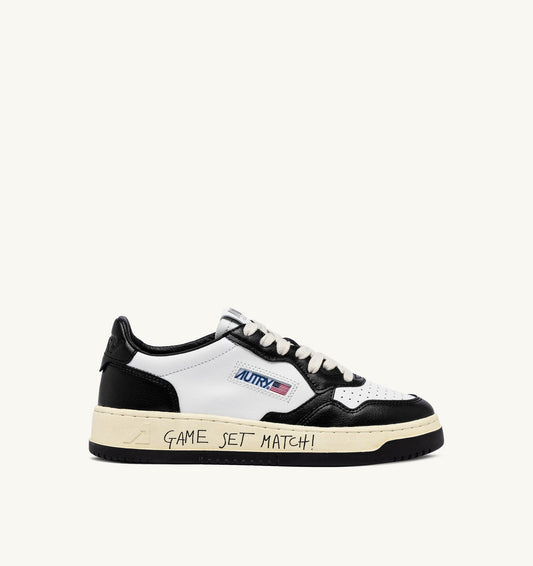 MEDALIST LOW IN PELLE BIANCA E NERA CON LETTERING