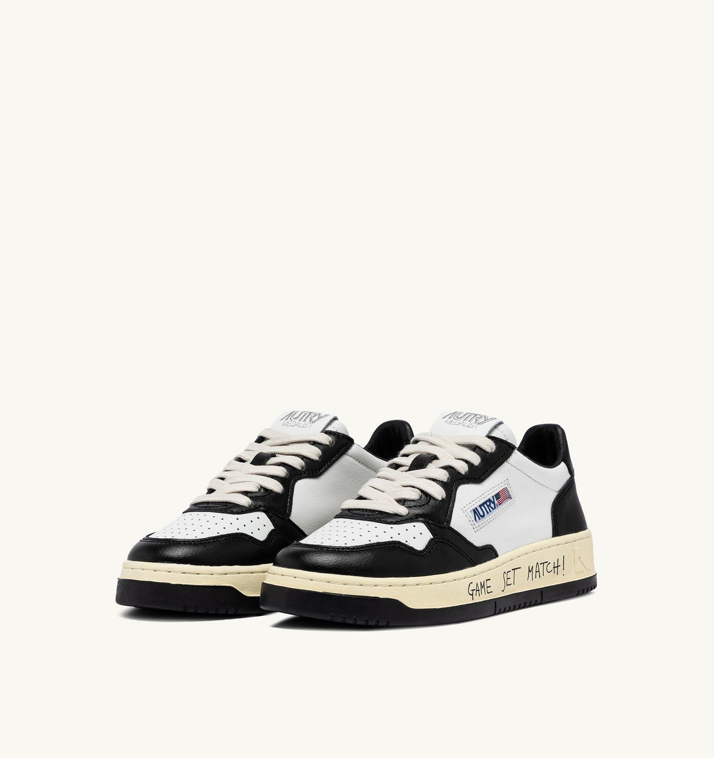 MEDALIST LOW IN PELLE BIANCA E NERA CON LETTERING