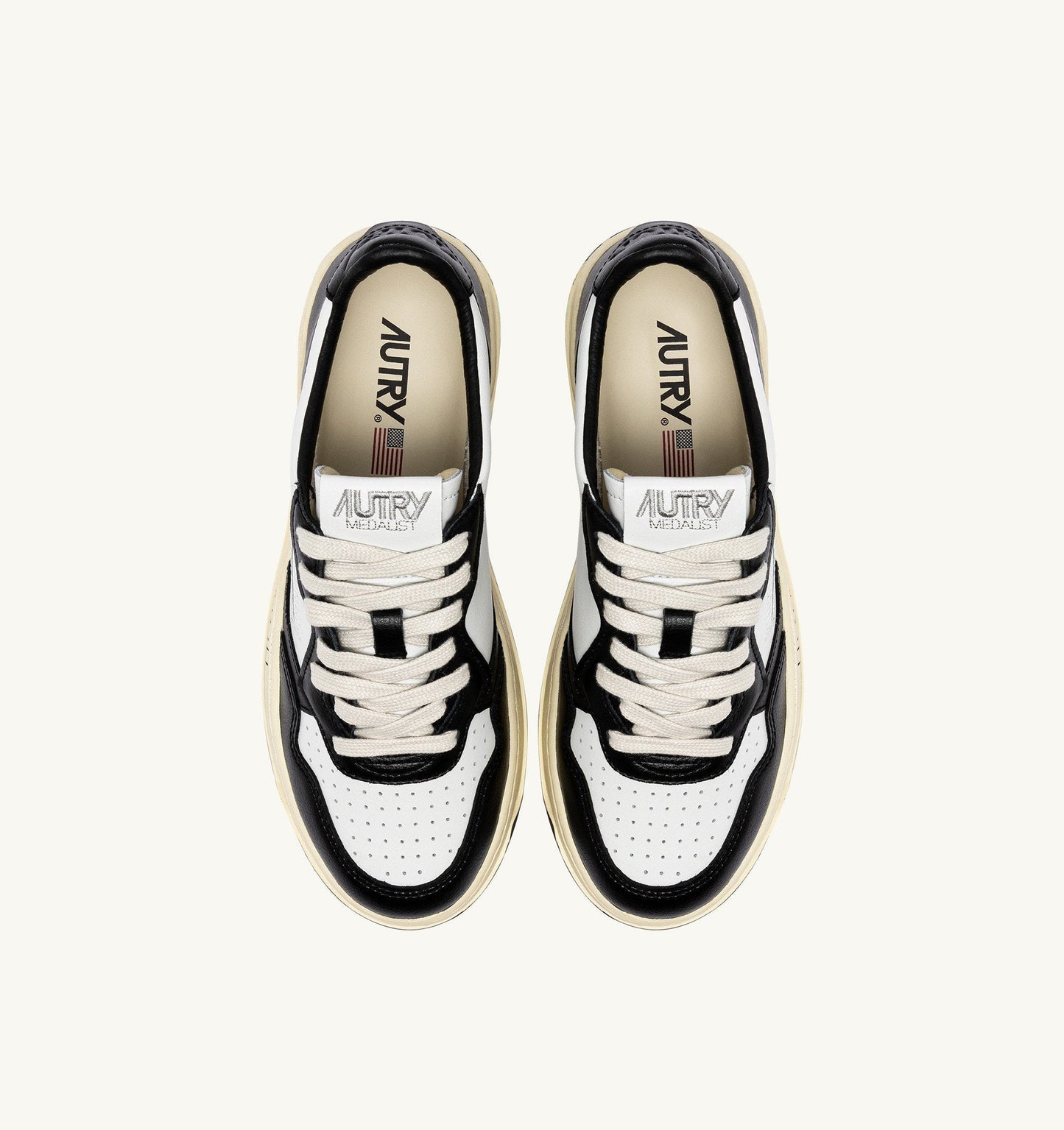 MEDALIST LOW IN PELLE BIANCA E NERA CON LETTERING