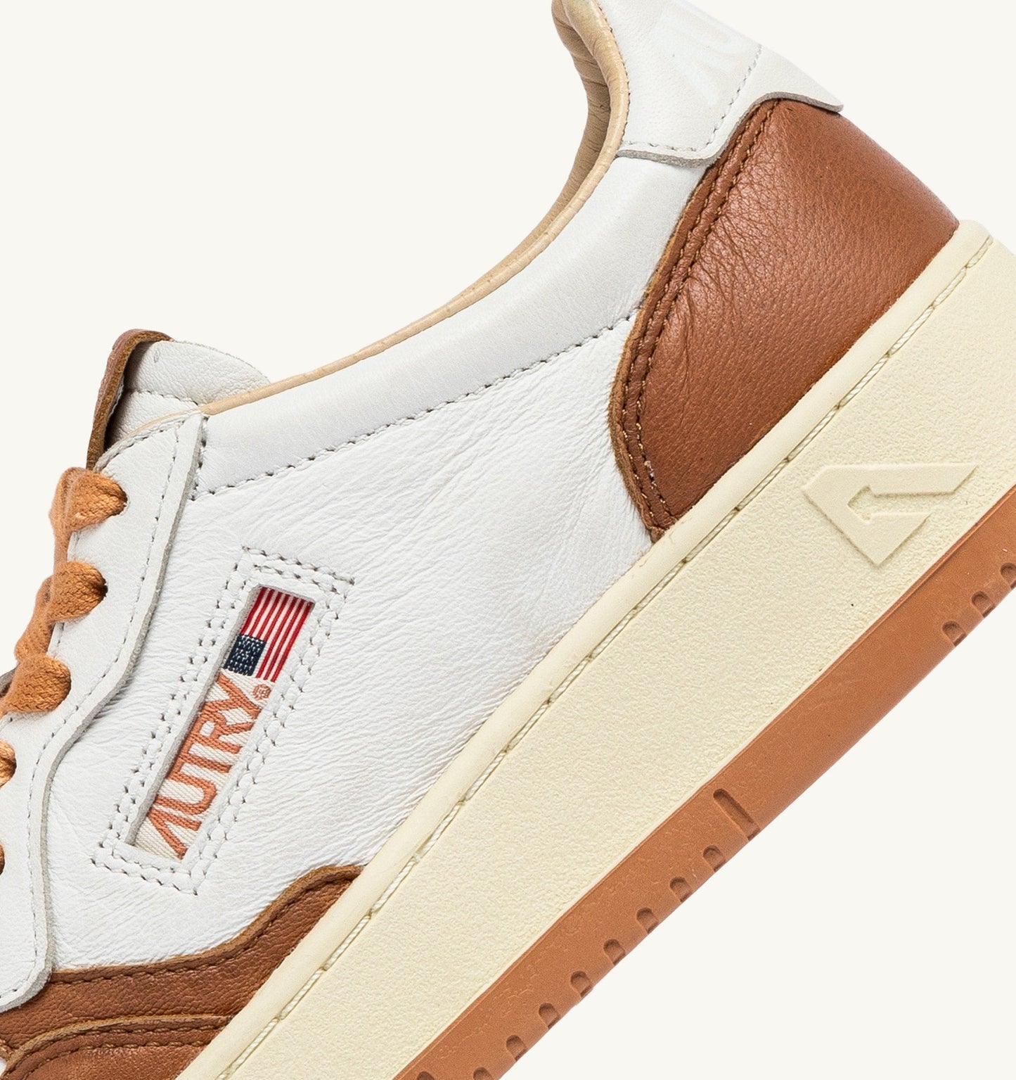 MEDALIST LOW IN PELLE BIANCA E SANDSTORM