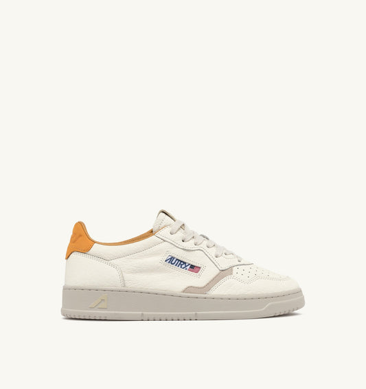 MEDALIST LOW IN PELLE COLORE APRICOT E SAND