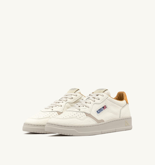 MEDALIST LOW IN PELLE COLORE APRICOT E SAND